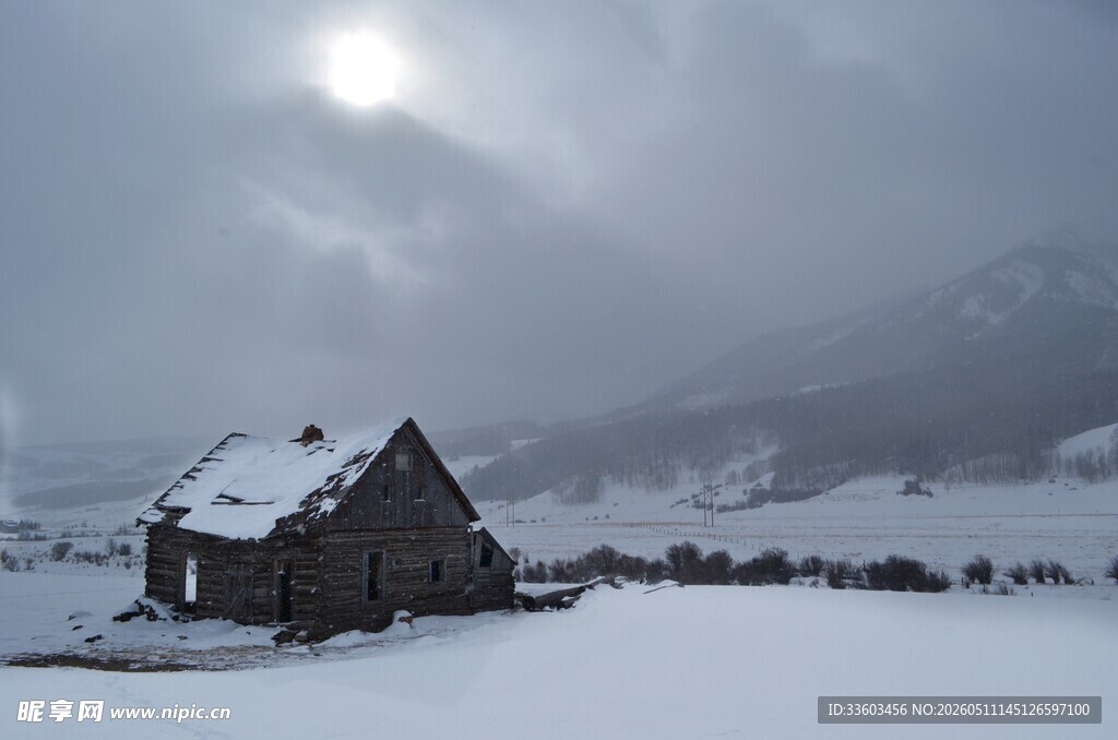 雪覆山村