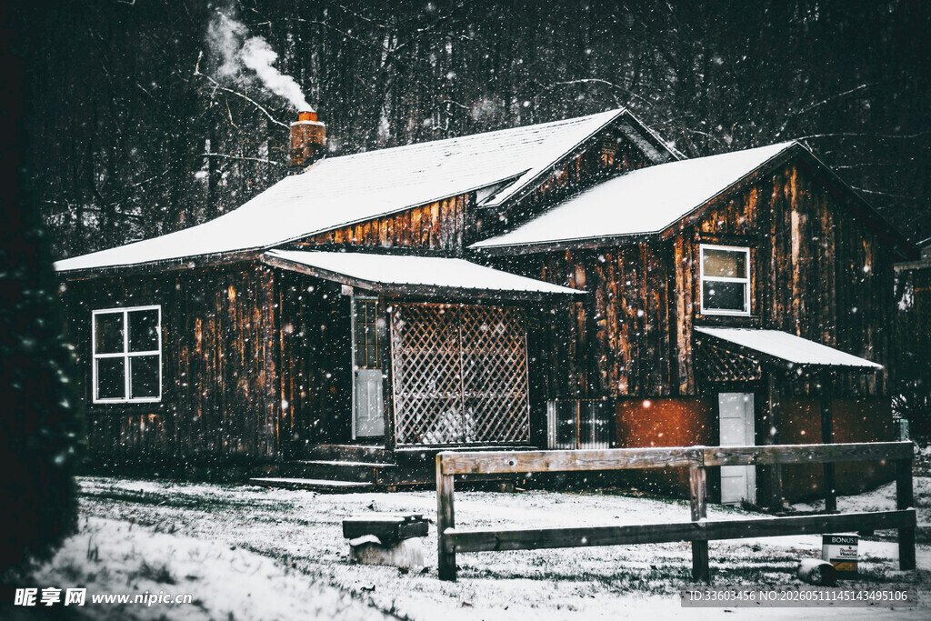 雪覆木屋静谧冬日景象