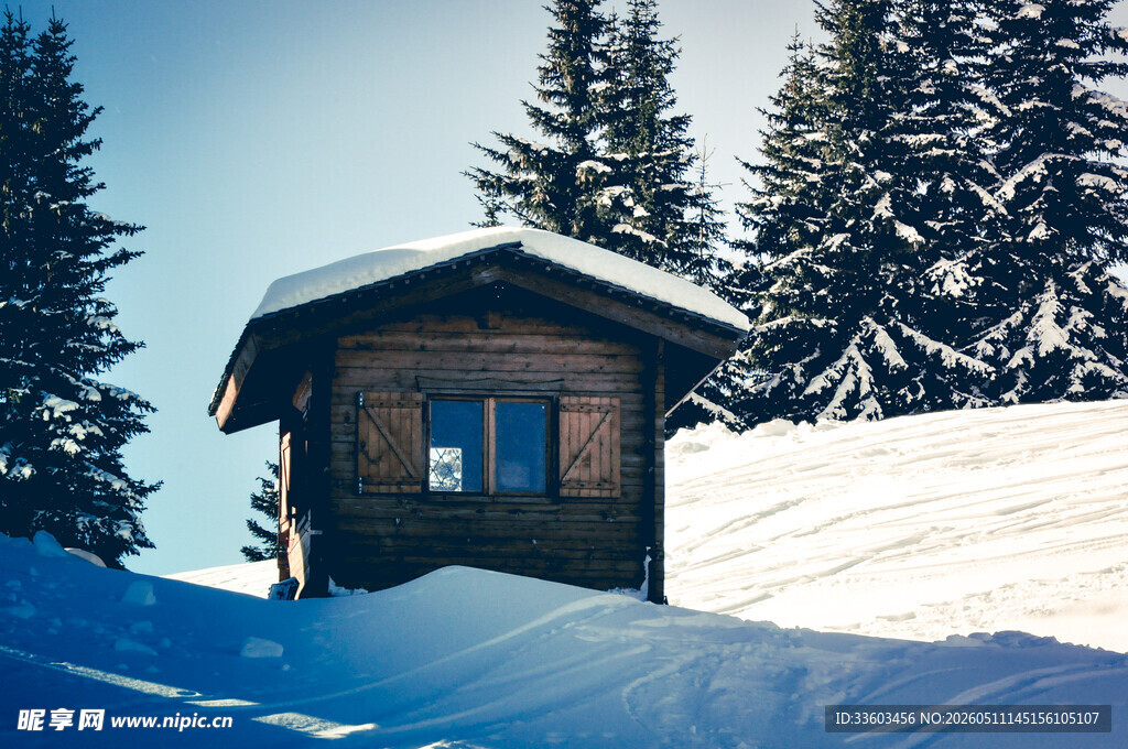 雪中山间木屋