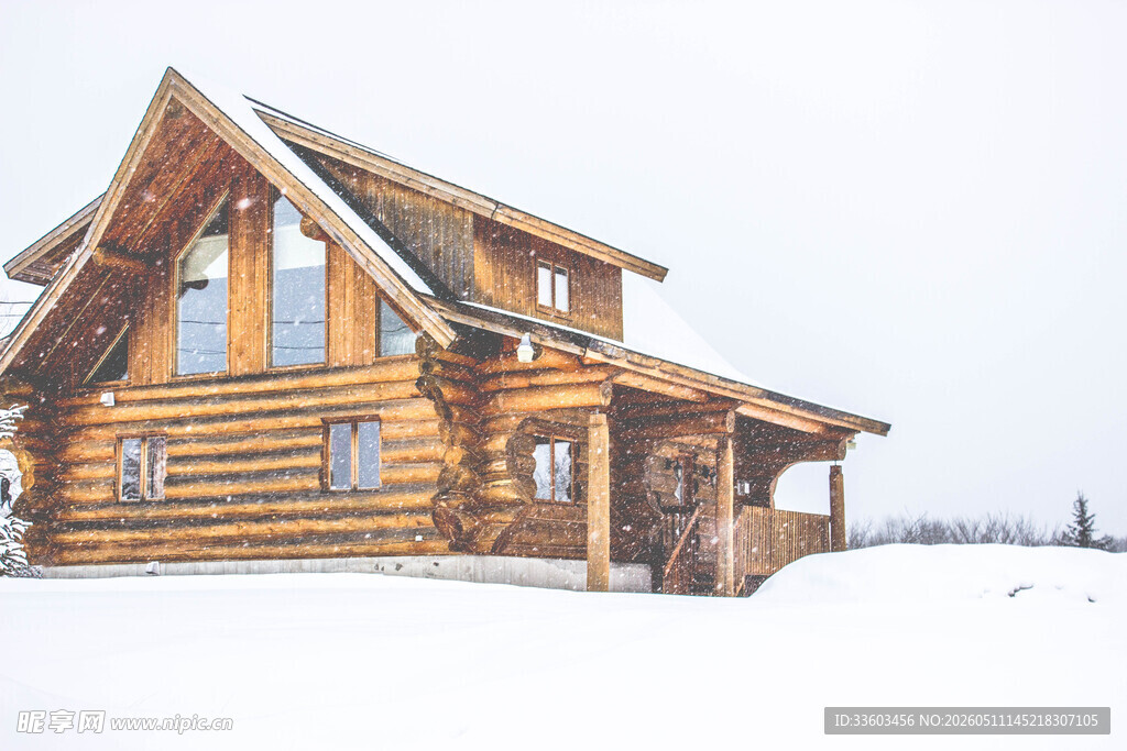 雪野中的温馨木质小屋