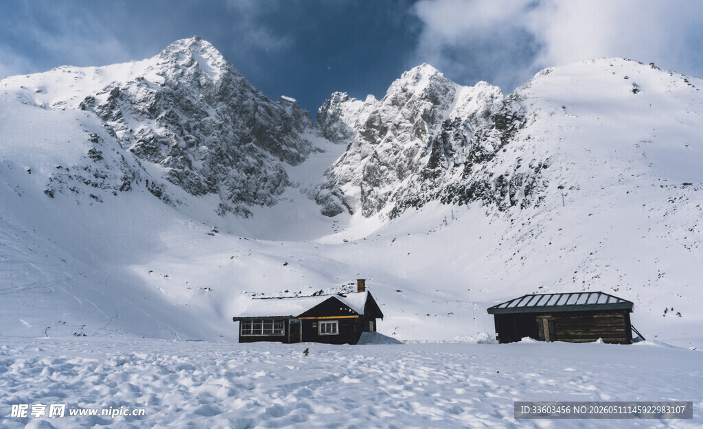 雪山下的小屋