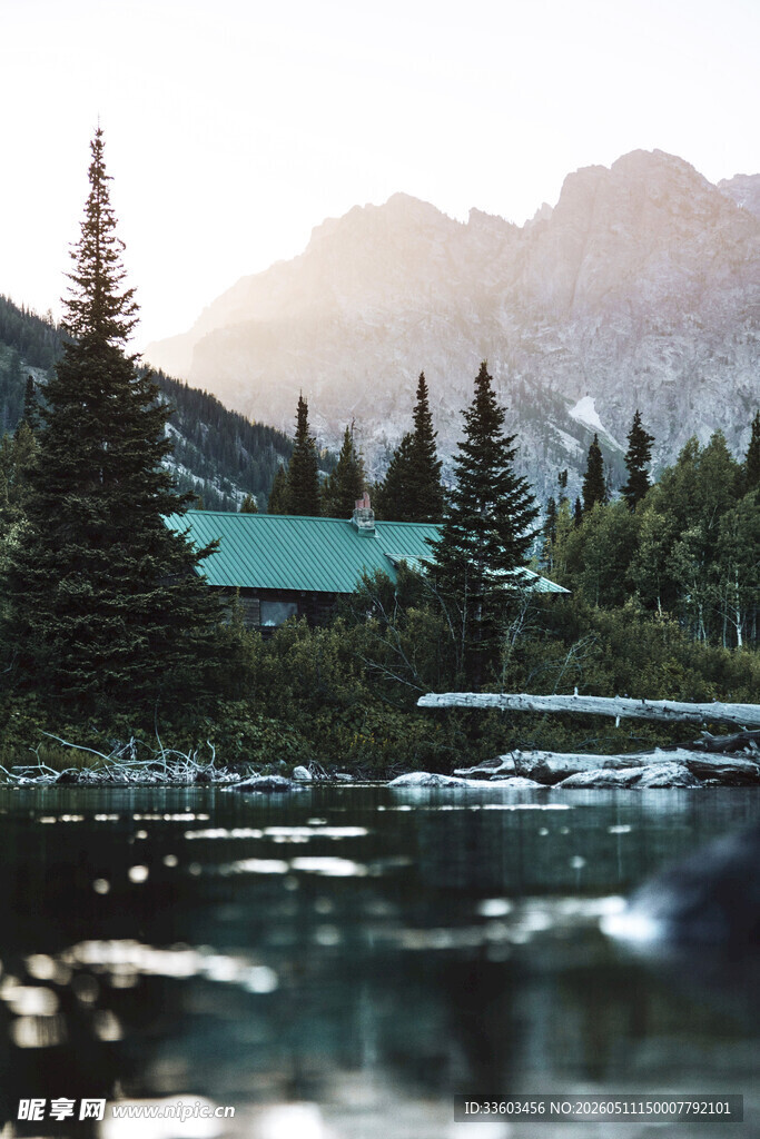 湖畔绿顶小屋与远山美景