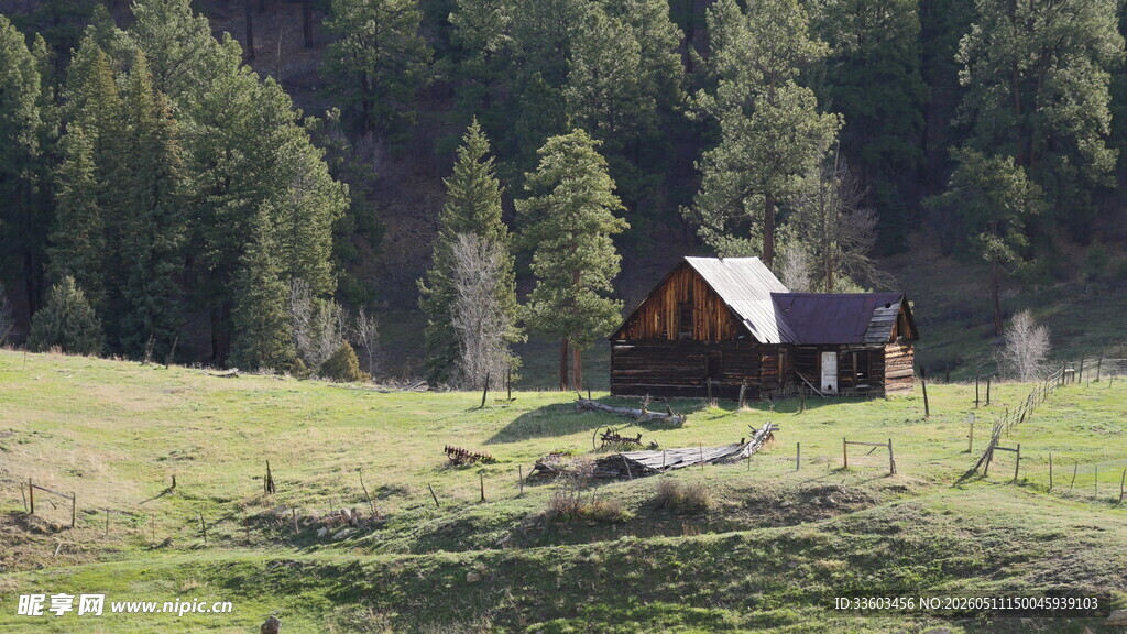 山间小屋静谧田园风光