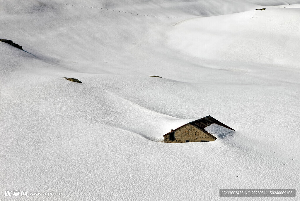 被雪掩埋的山间小屋
