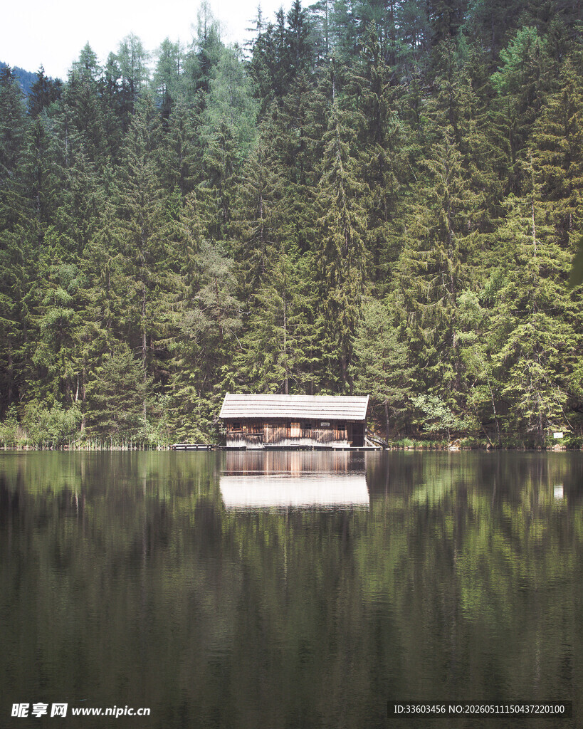 湖畔木屋静谧山林倒影