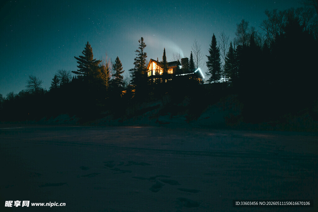 雪夜中的亮灯小屋