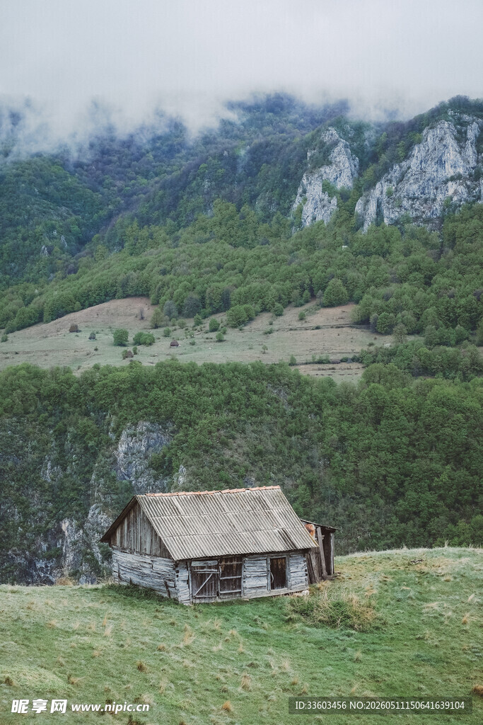 山间小屋静享自然之美