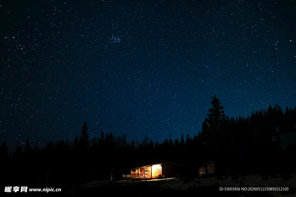 夜中亮灯小屋