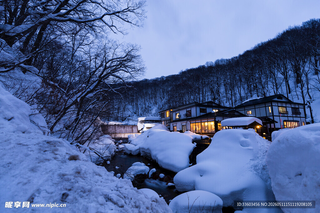 雪覆山村夜景