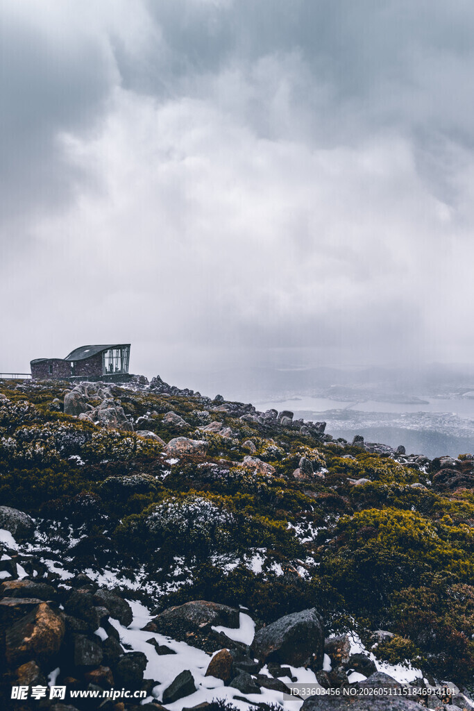 云雾缭绕的山巅建筑景观