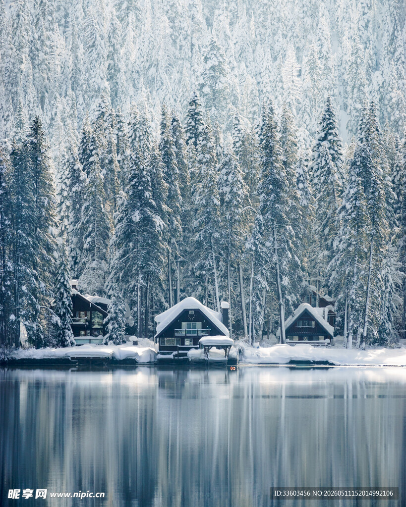冬日湖畔雪景小屋