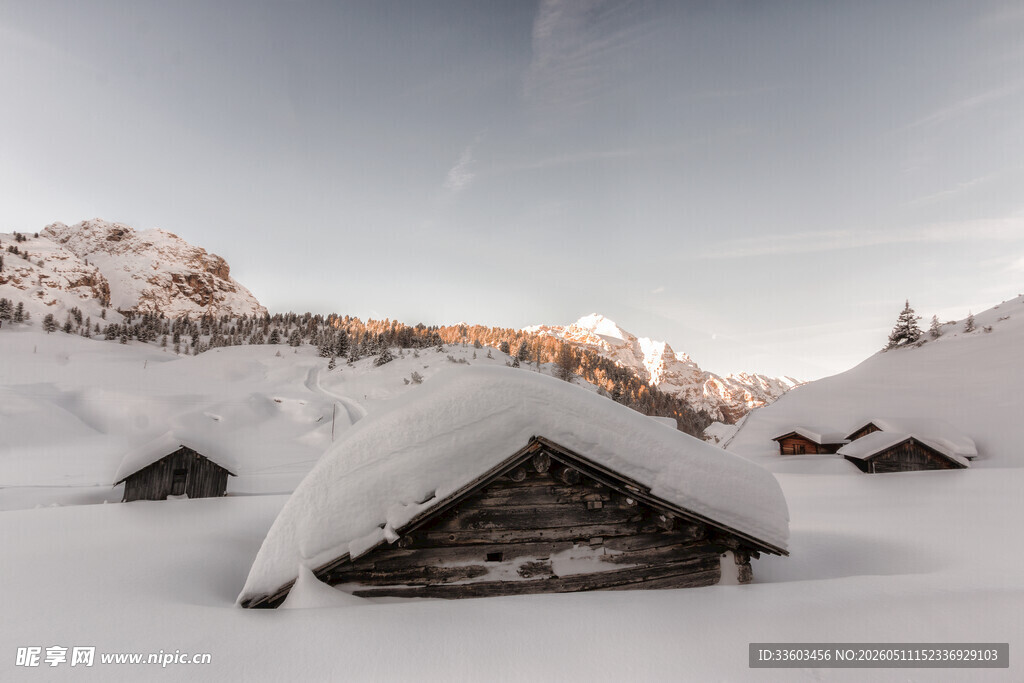 雪覆山间小屋的静谧美景