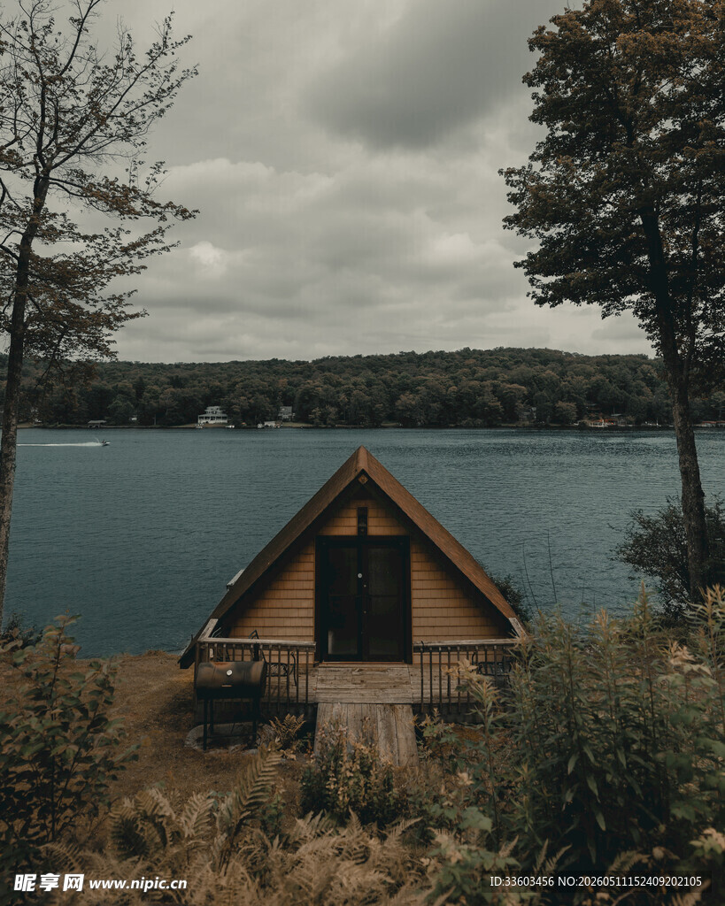 湖畔小屋自然静谧之景