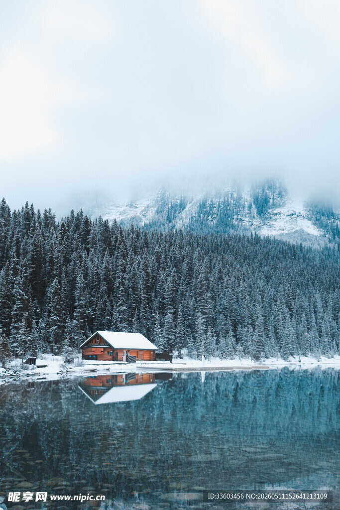 湖畔雪中小屋静谧美景