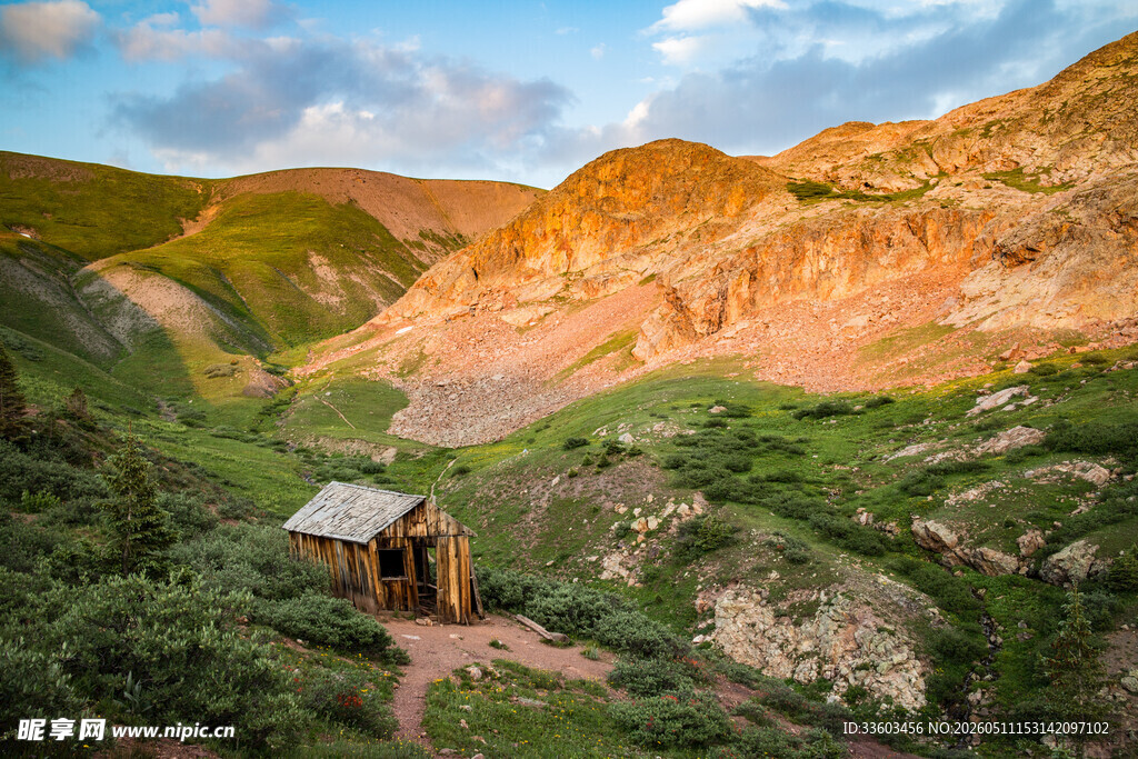 山间小屋坐落在秀丽山谷