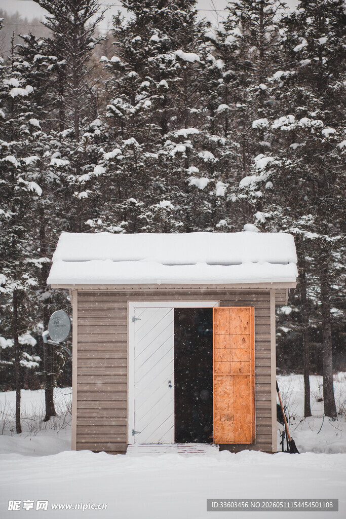 雪覆小屋