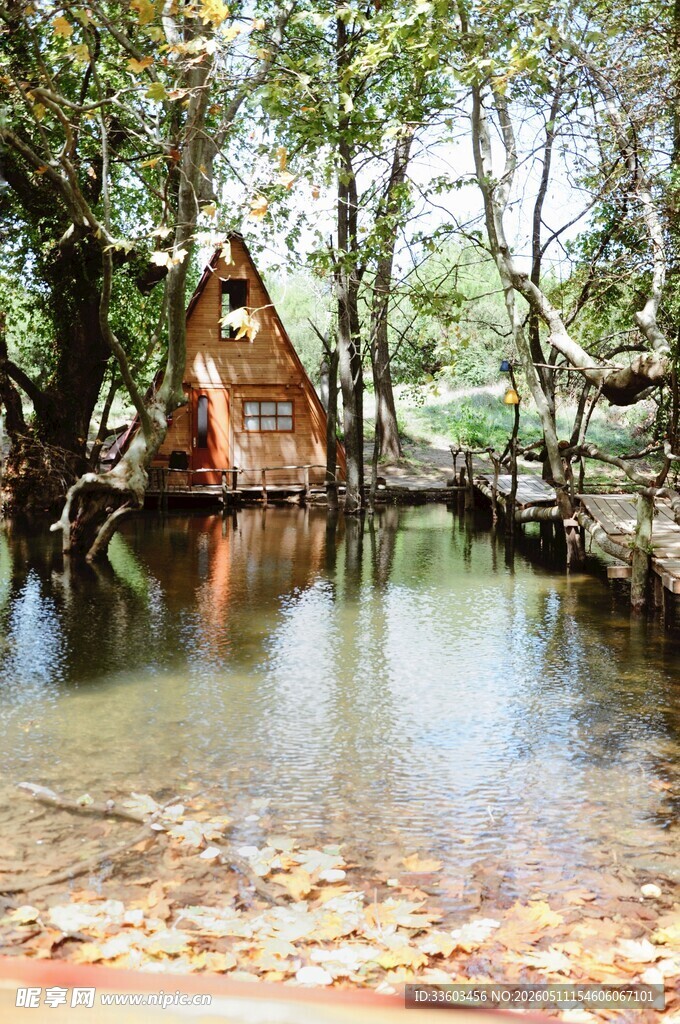 林间湖畔的静谧小木屋