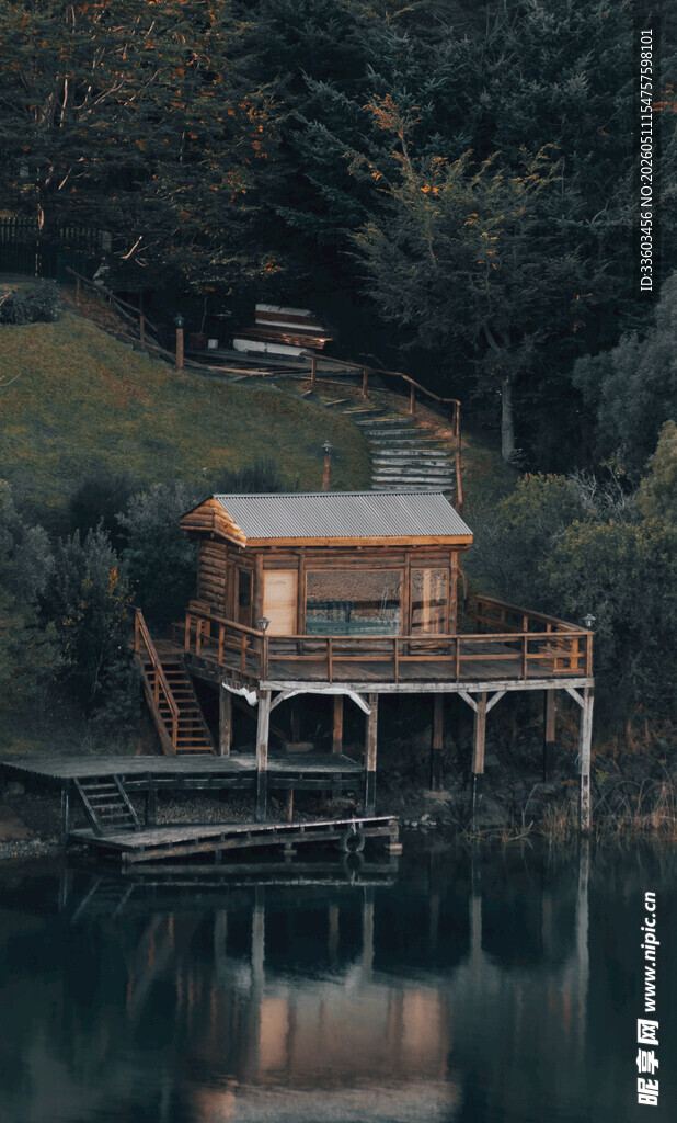 湖畔小屋静谧山水风光