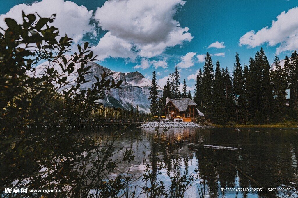 湖畔山林间的静谧小屋