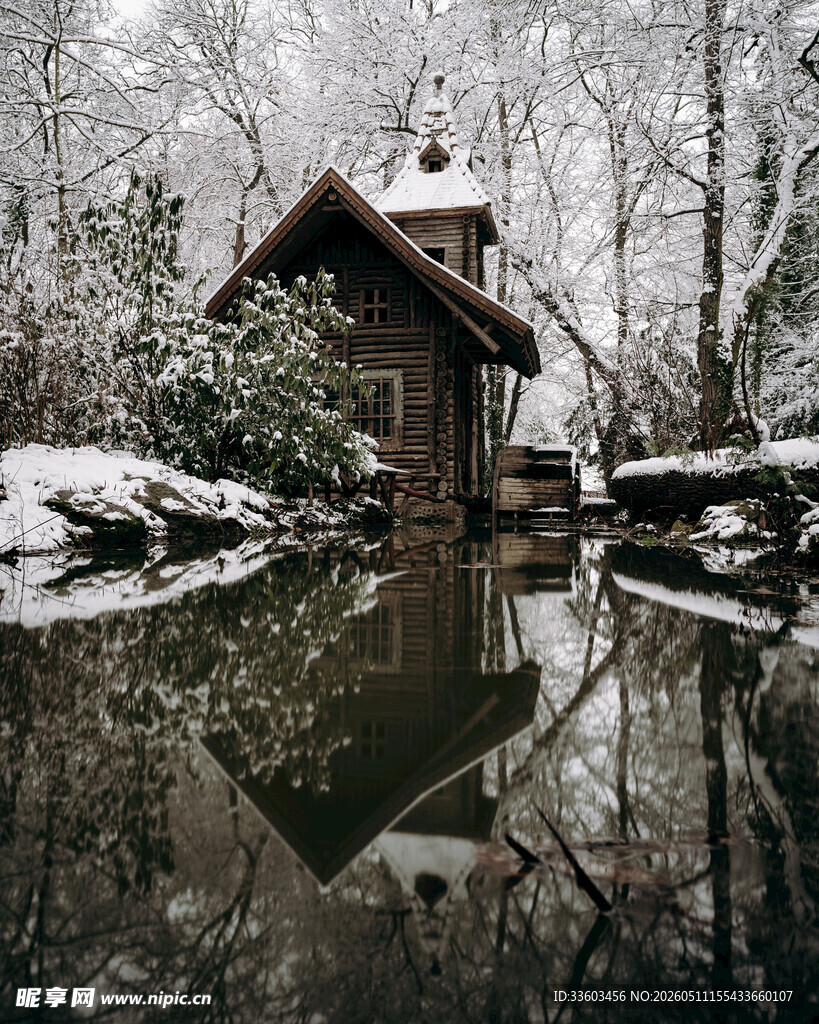 雪覆湖畔小屋静谧景致