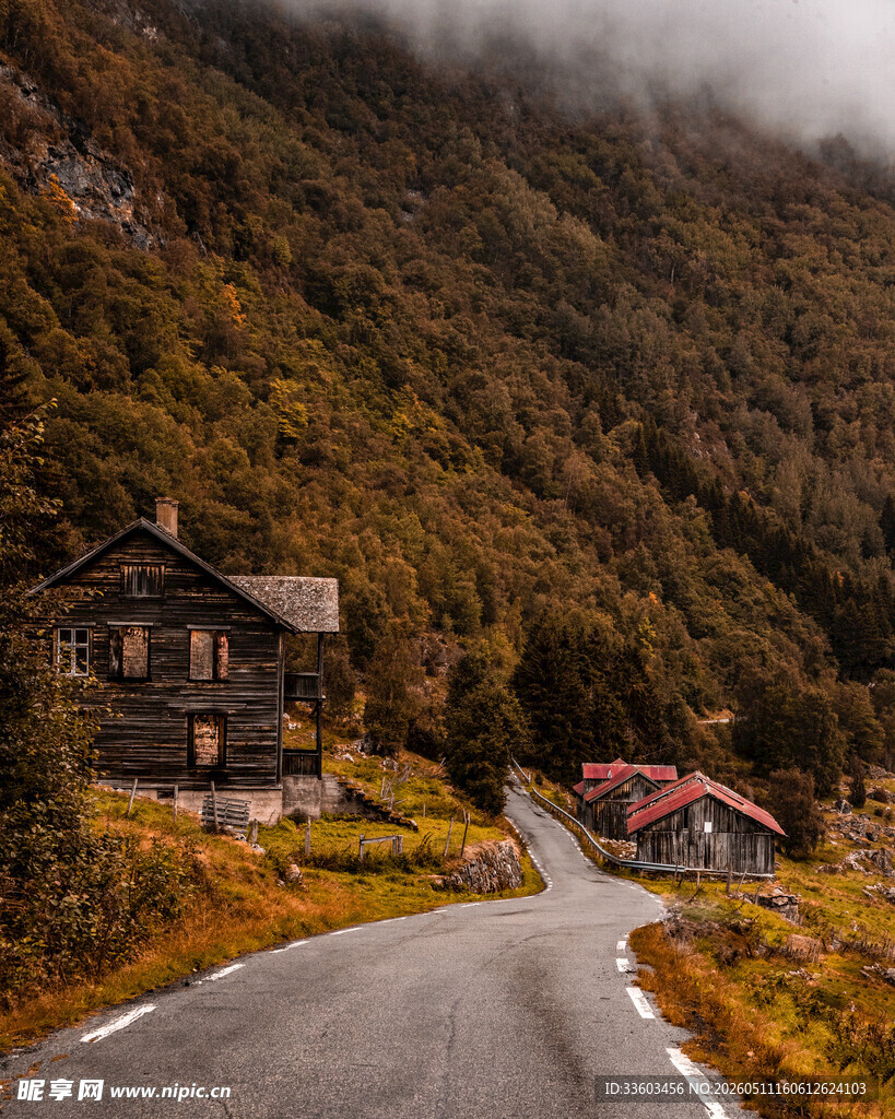 山间公路旁的小屋秋景