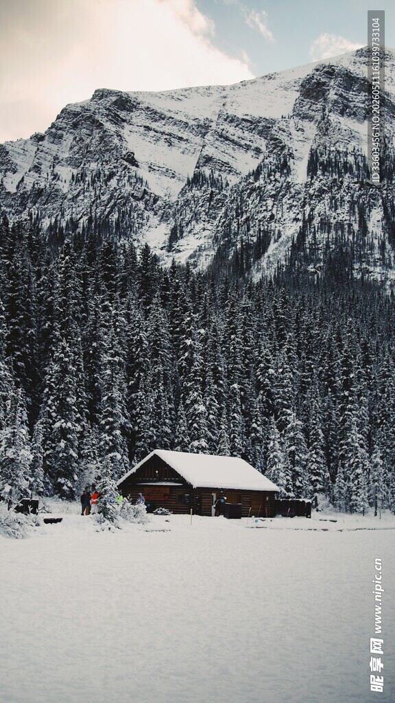 雪覆山林中的静谧小屋