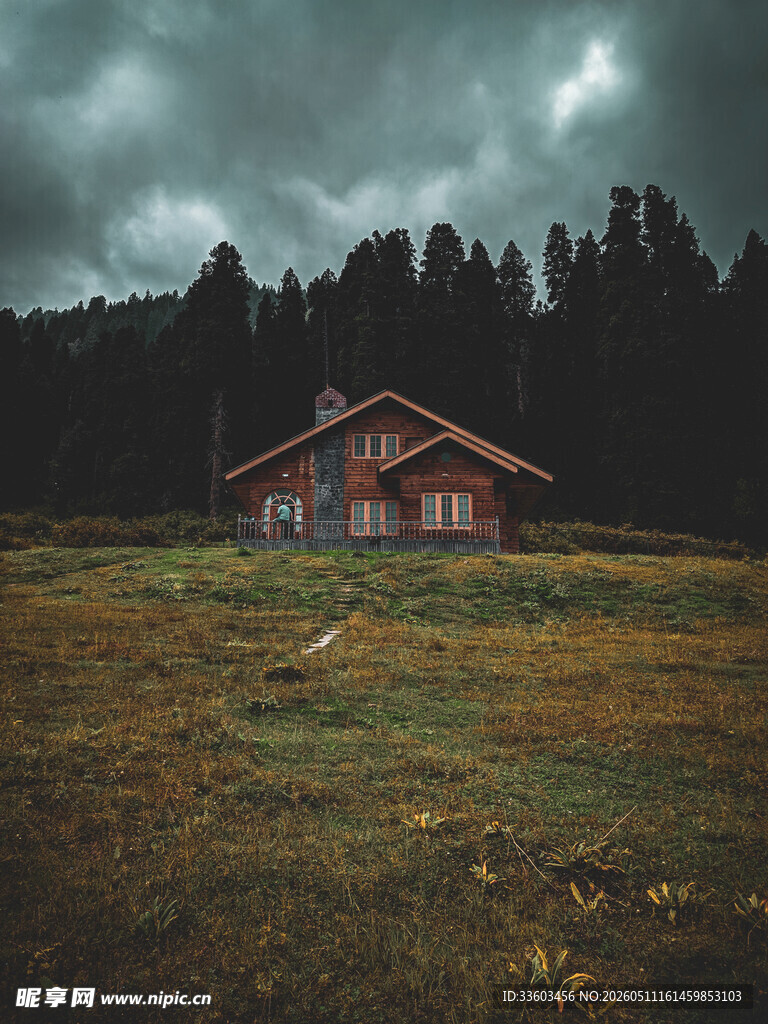 山间小屋云雾下的静谧景致