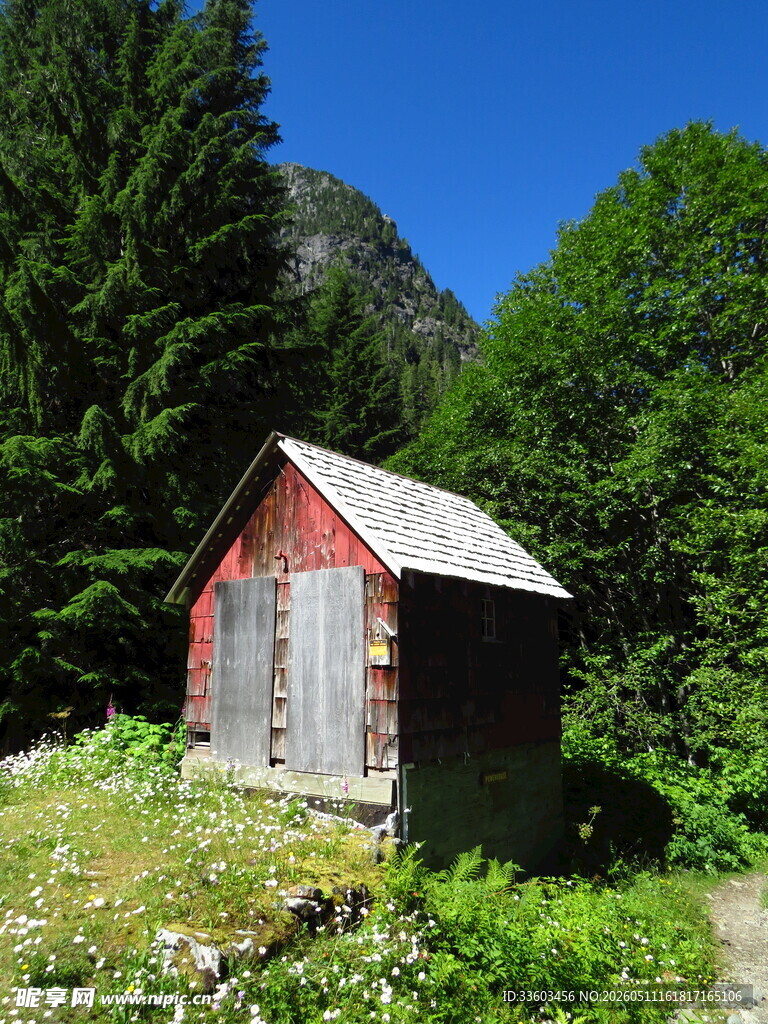 山间木屋自然静谧之景