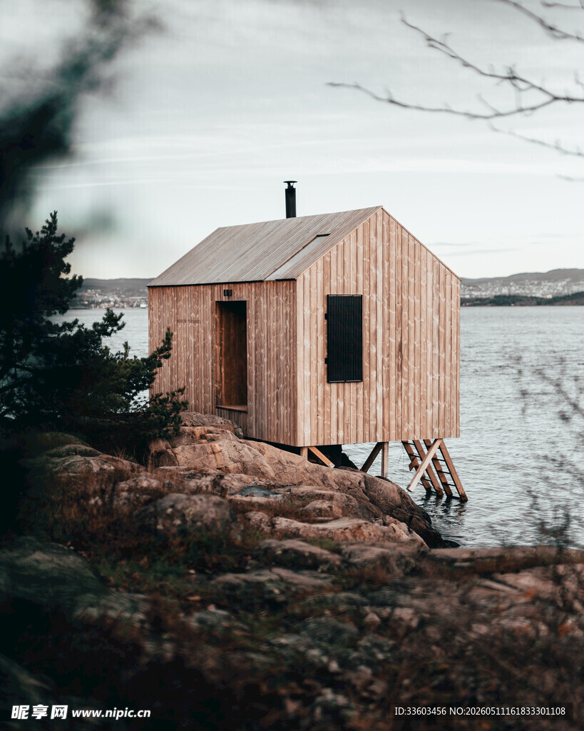 湖畔小屋自然静谧之景