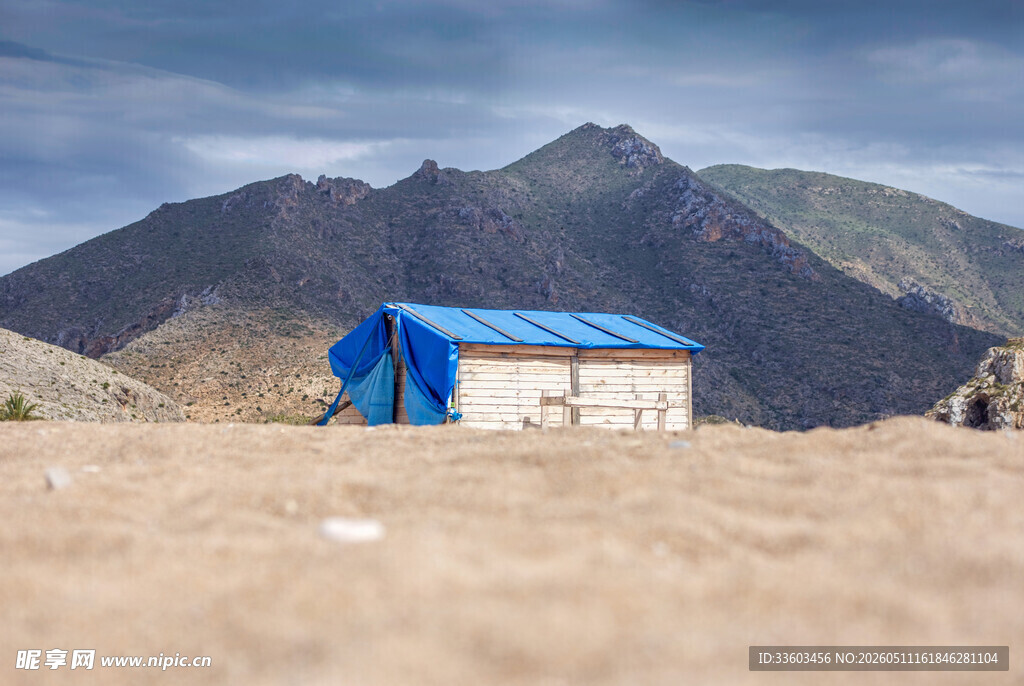 沙漠中的蓝色小屋与远山