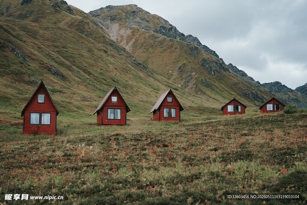 山间红顶小屋风景