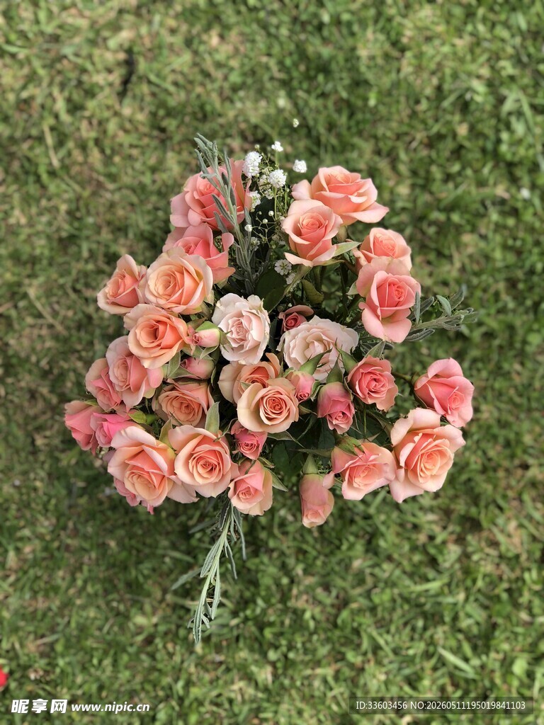 草地上的粉色系鲜花束