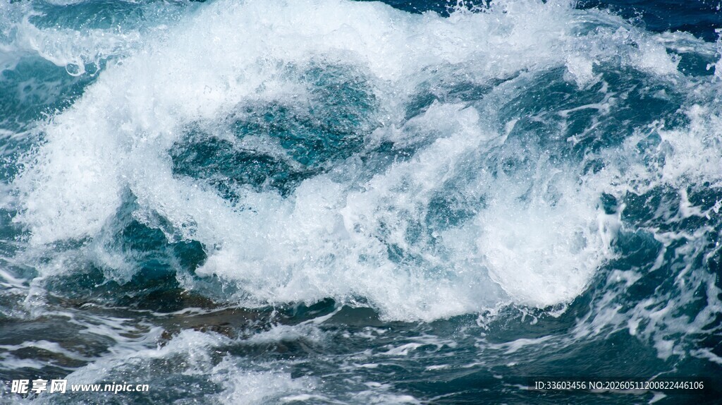 汹涌澎湃的蓝色海浪