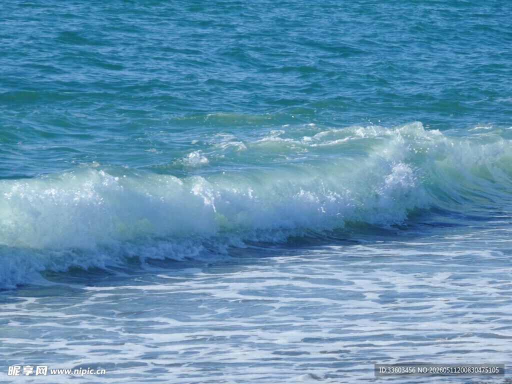 海浪翻涌的蓝色海岸线