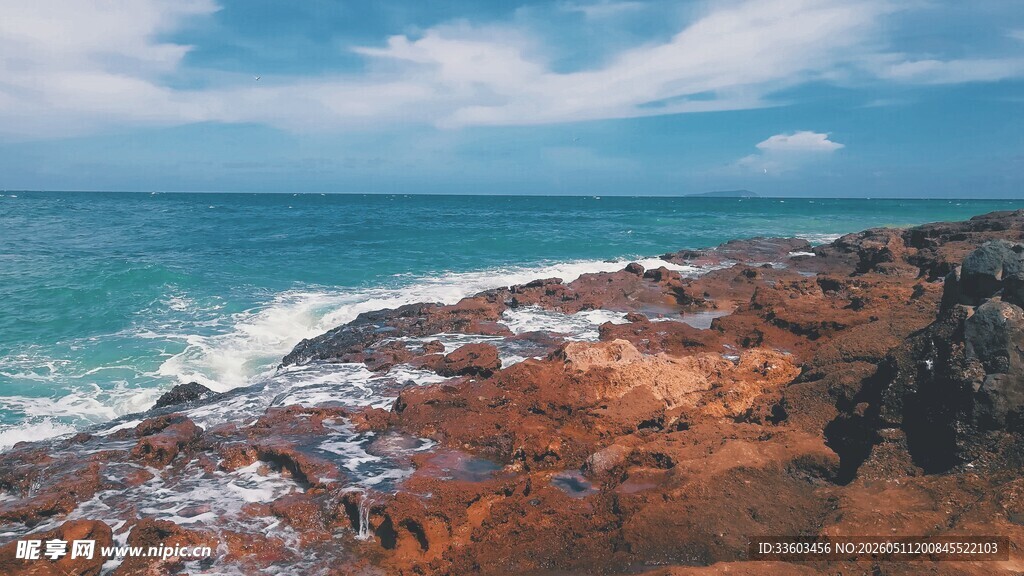 海边礁石与翻涌浪花