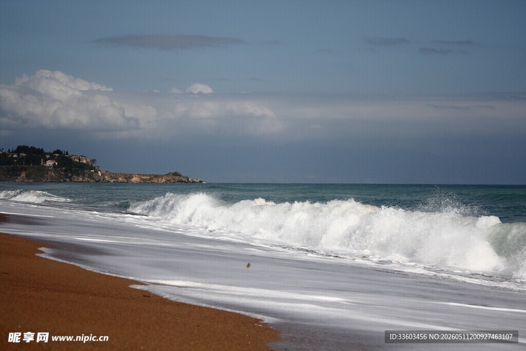 海边浪潮拍打沙滩美景