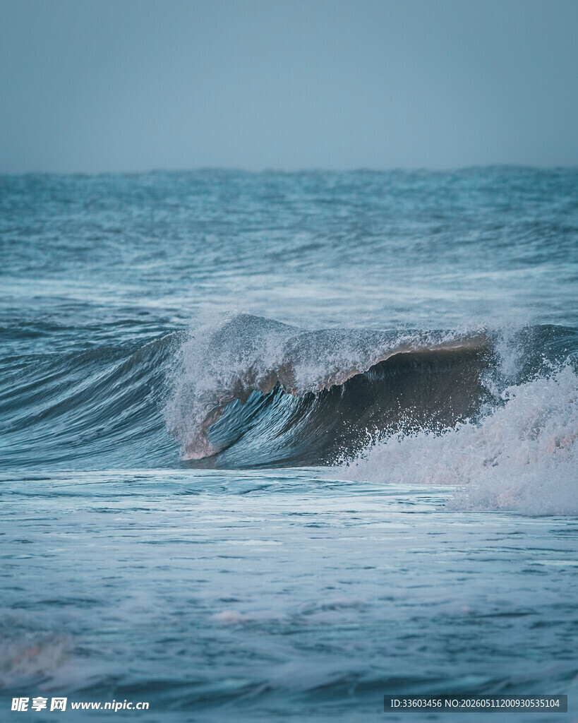 海浪翻涌的蓝色海洋