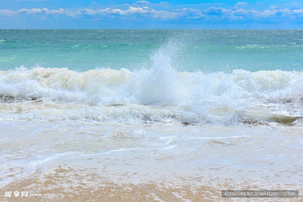 海浪拍打沙滩的美丽景象