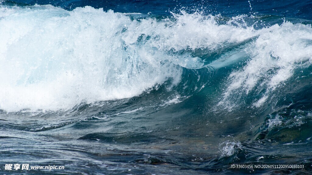 汹涌海浪在蓝色海洋翻腾