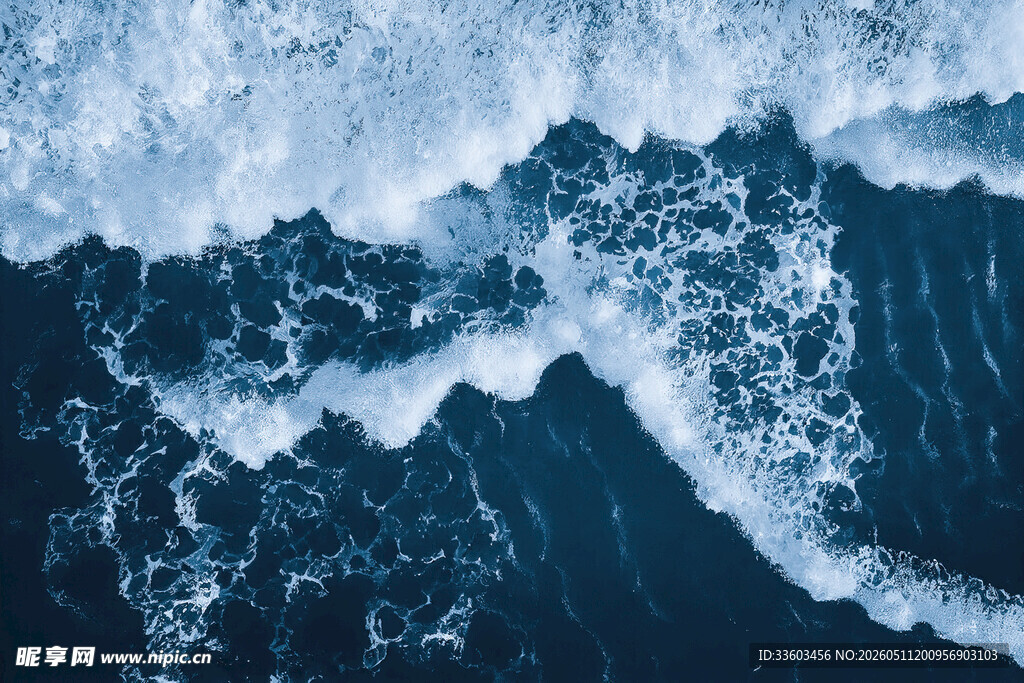 汹涌澎湃的深蓝海浪