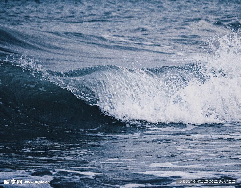 海浪翻涌的海洋景象