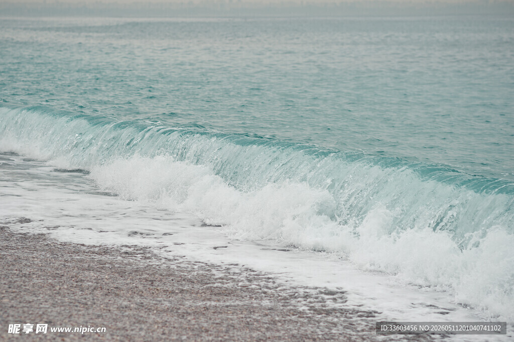 海浪拍打沙滩的美丽瞬间