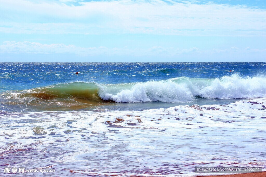海浪拍岸的美丽海滨景象