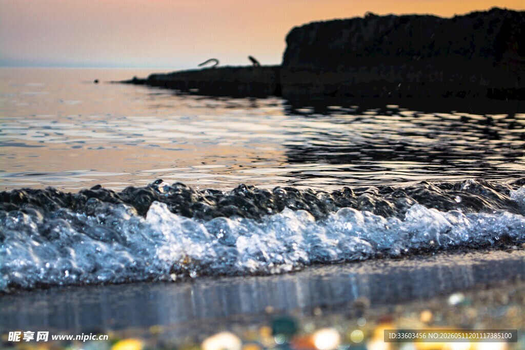 海边日落时的浪花美景
