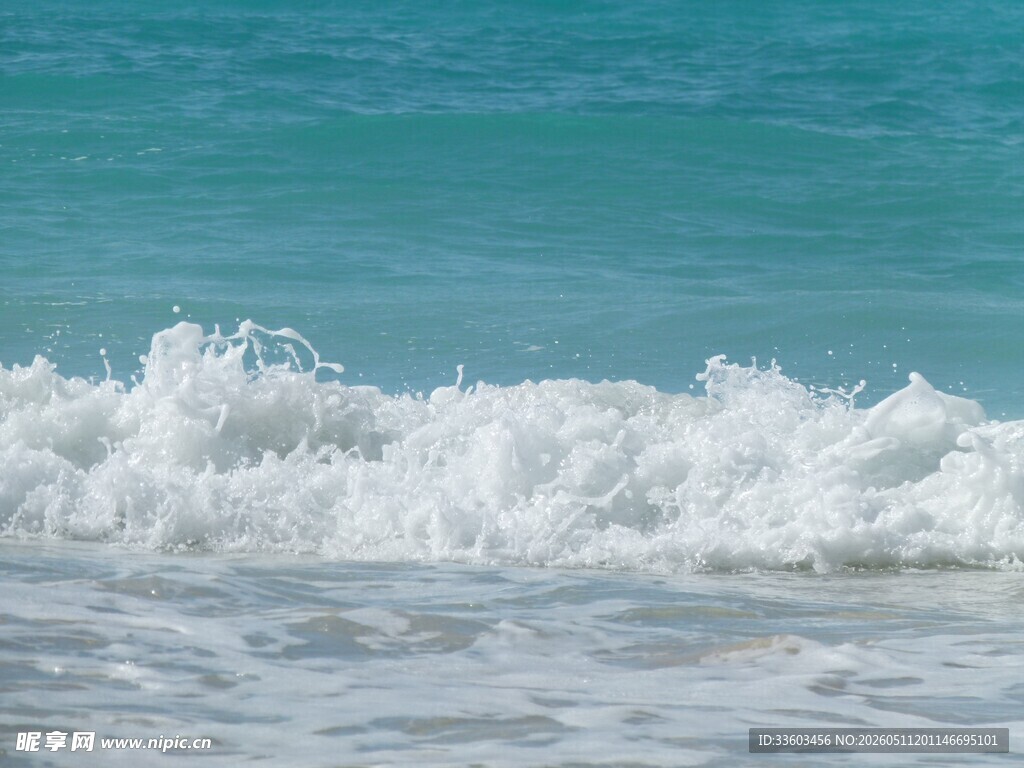 海浪拍打沙滩的美丽瞬间