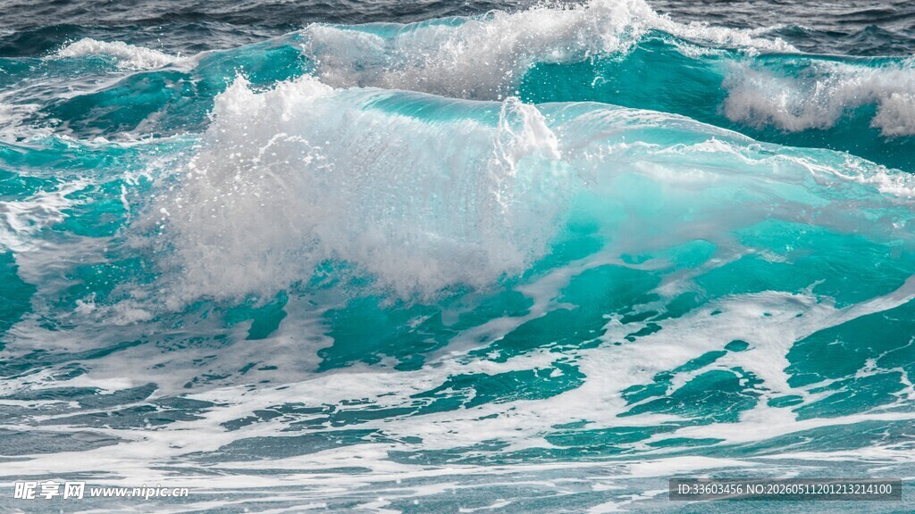 汹涌澎湃的蓝色海浪
