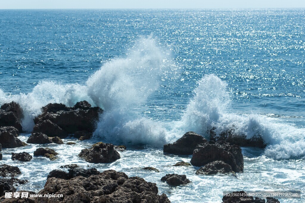 海浪拍打礁石的壮丽景象