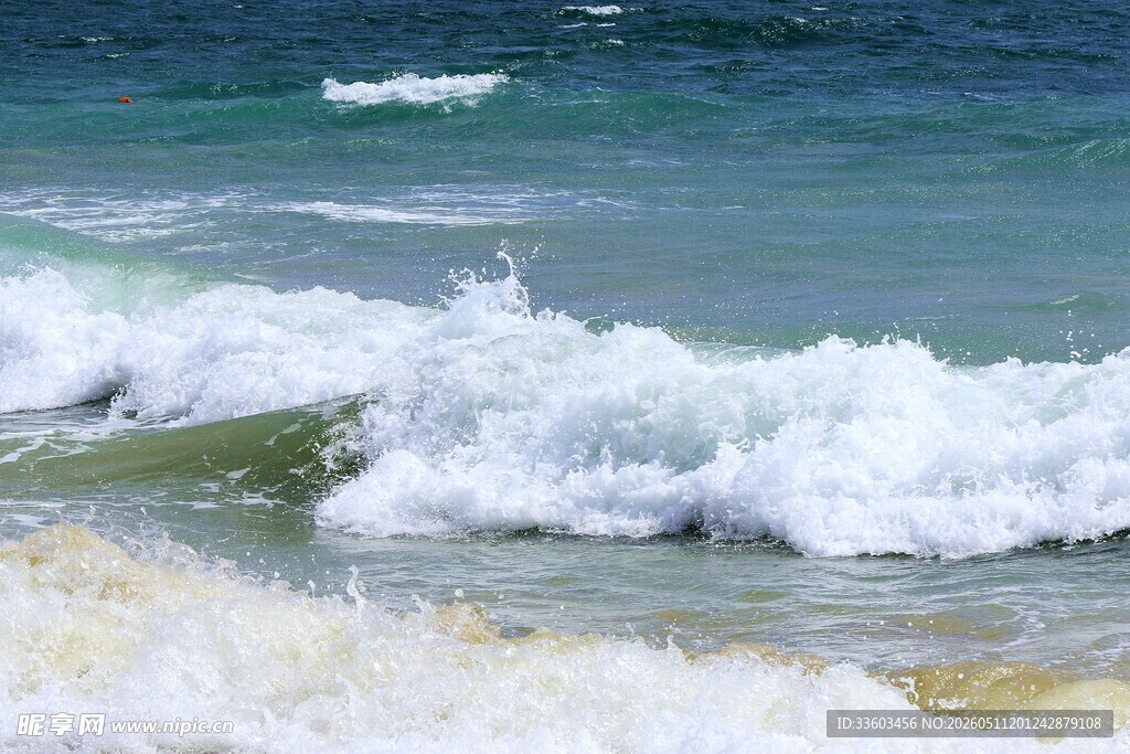 海浪翻涌的海滨景象