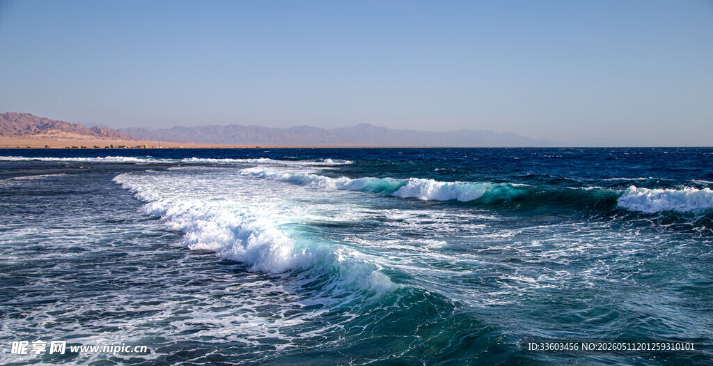 海浪翻涌的美丽海滨风光