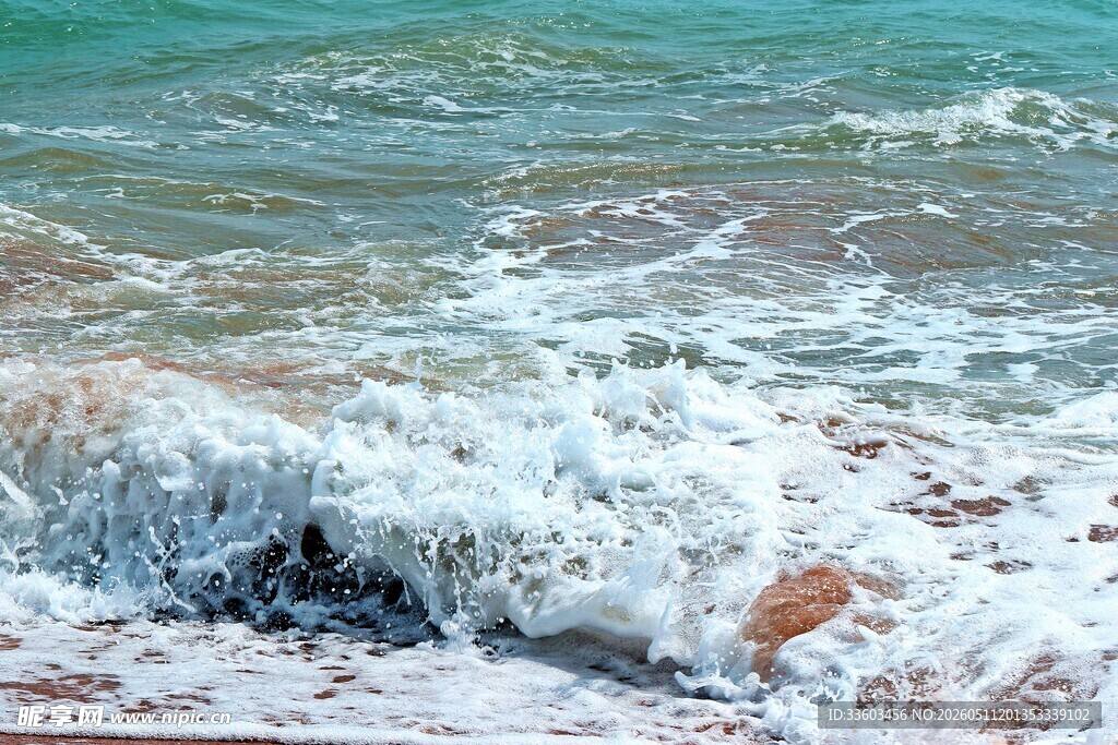 海浪拍打岸边美丽景象